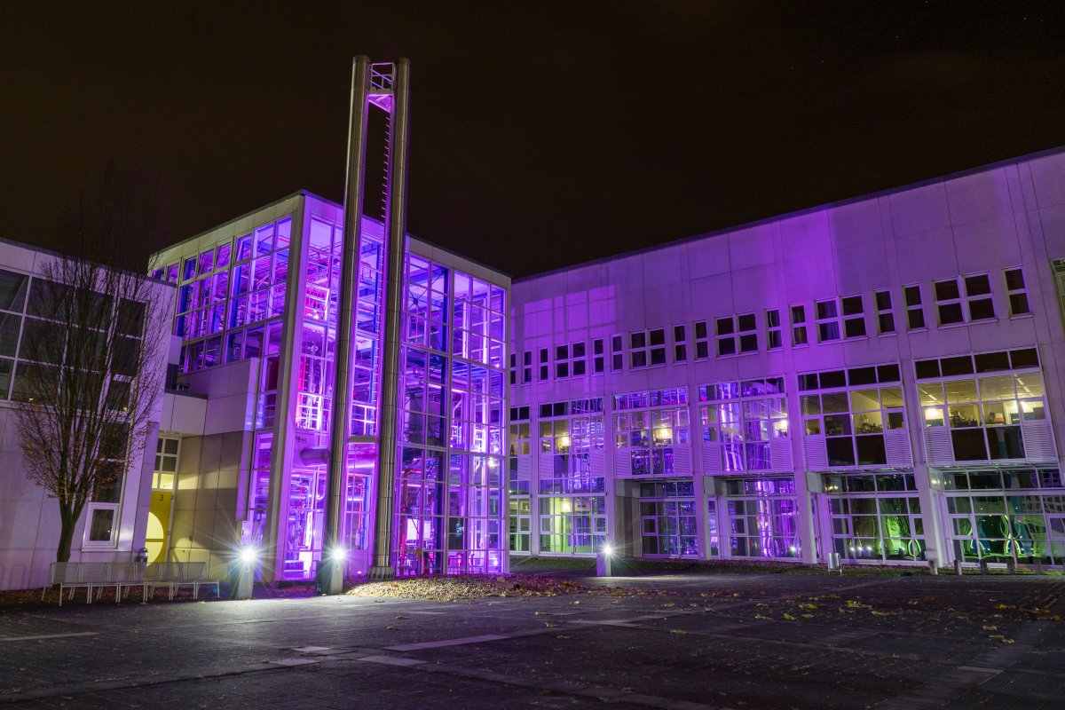 Beleuchtetes Kesselhaus der Technischen Hochschule Bingen bei Nacht
